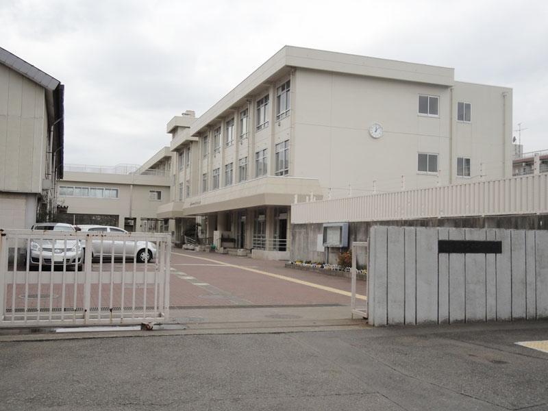 Junior high school. 982m to Sagamihara Municipal Shinmachi junior high school