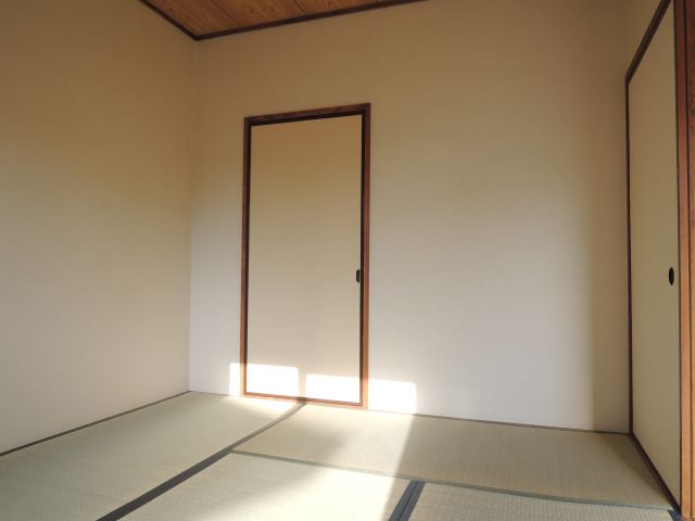 Living and room. There is also housed in a Japanese-style room. 