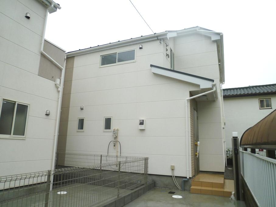 Local appearance photo. Building 3