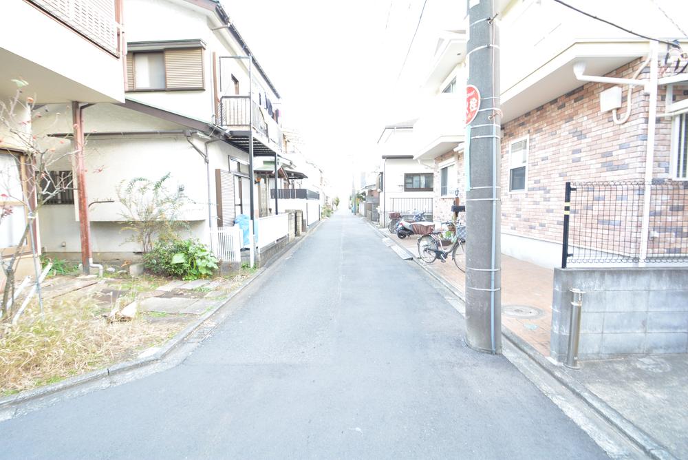 Local photos, including front road. Is a front road and spacious ☆