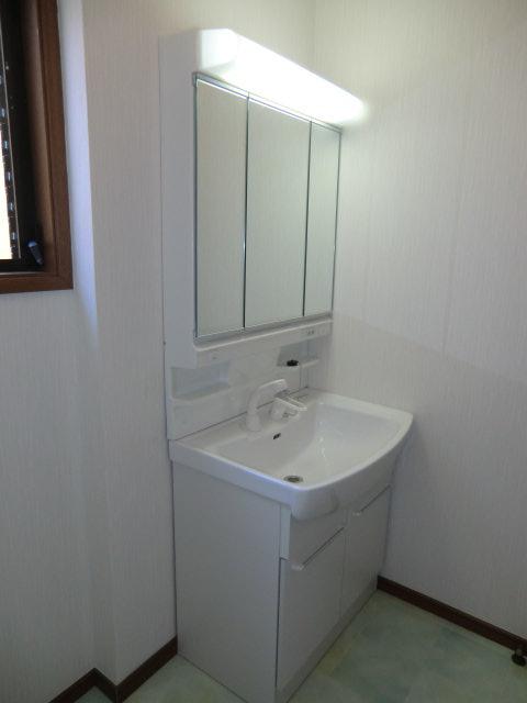 Wash basin, toilet