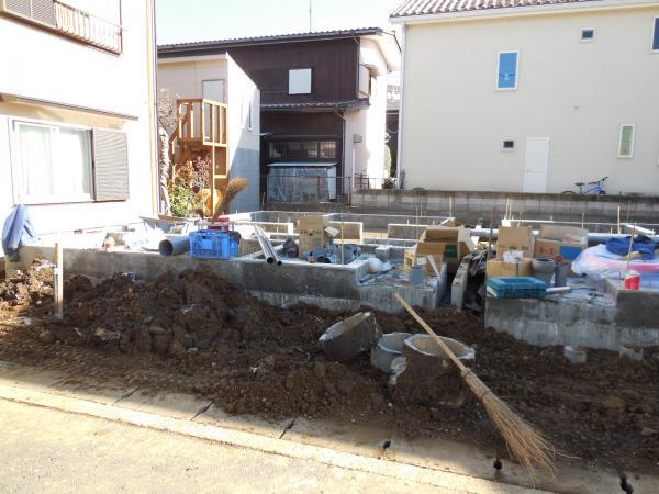 Local photos, including front road. You walk in the flat to the station.