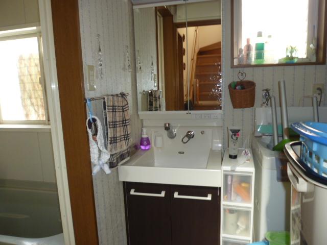 Wash basin, toilet. Local (09 May 2013) Shooting