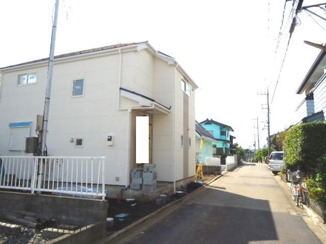 Local photos, including front road. Adjacent road