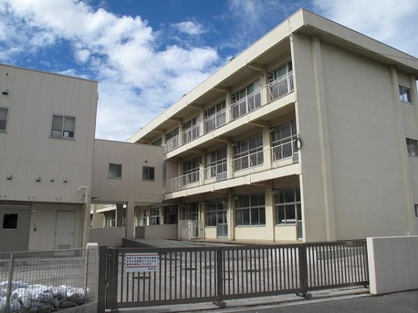 Primary school. Onuma to elementary school 220m