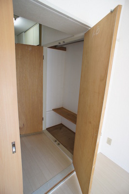 Receipt. It has been installed large storage between the kitchen and Western-style.