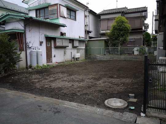 Local appearance photo. There are two car spaces, including good living and built-in garage per yang southeast. Living environment is also good in a quiet residential area.