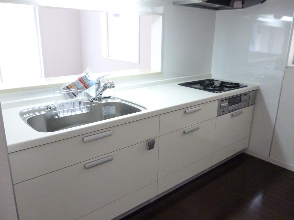 Same specifications photo (kitchen). Face-to-face kitchen, you can enjoy a conversation with your family while cooking