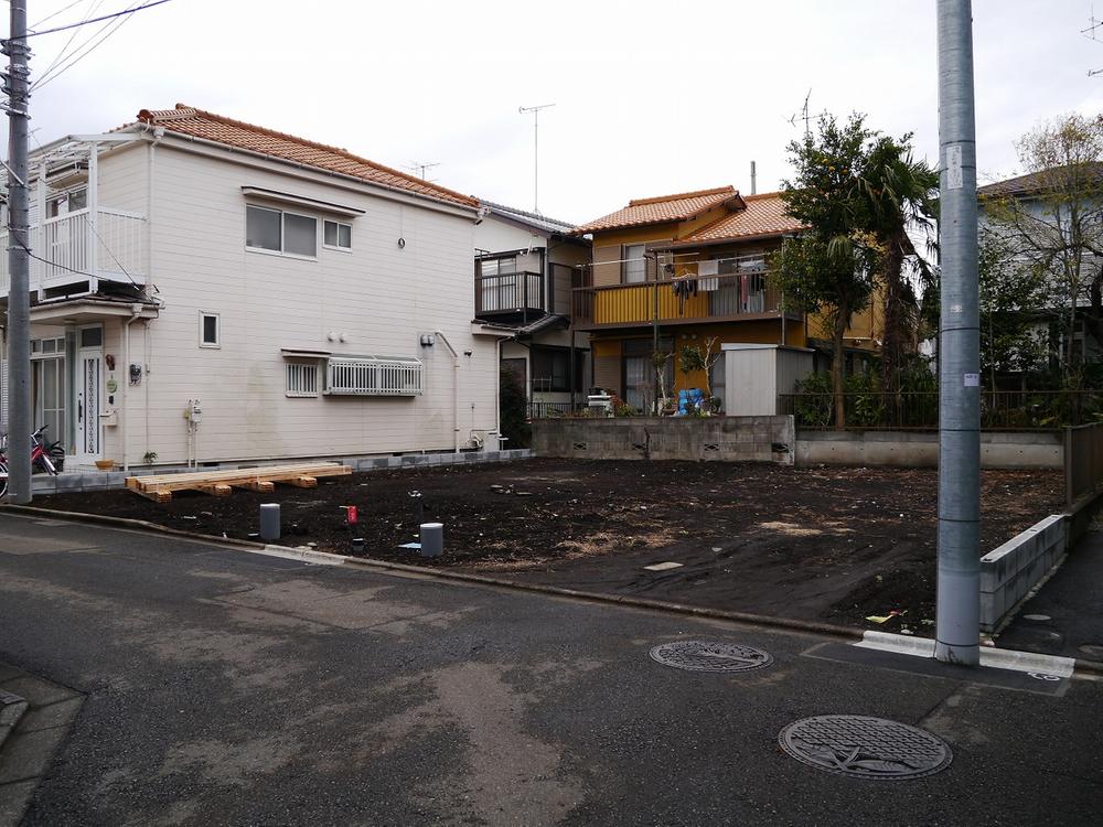 Local photos, including front road. Is also a good many living environment also commercial facilities around in a quiet residential area of ​​Higashi-Rinkan Station 8-minute walk.
