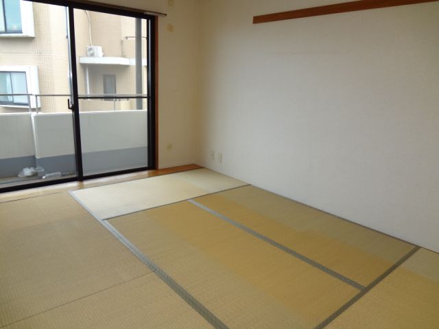 Living and room. I Japanese-style room is calm after all