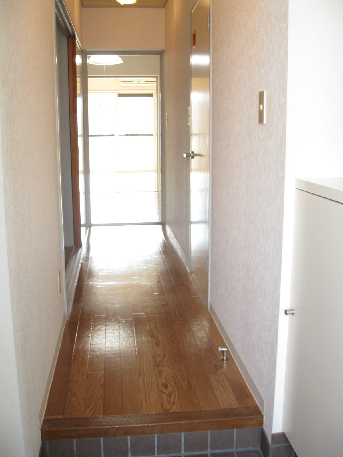 Entrance. Hallway from the front door! Since there is each room door, Protect the privacy