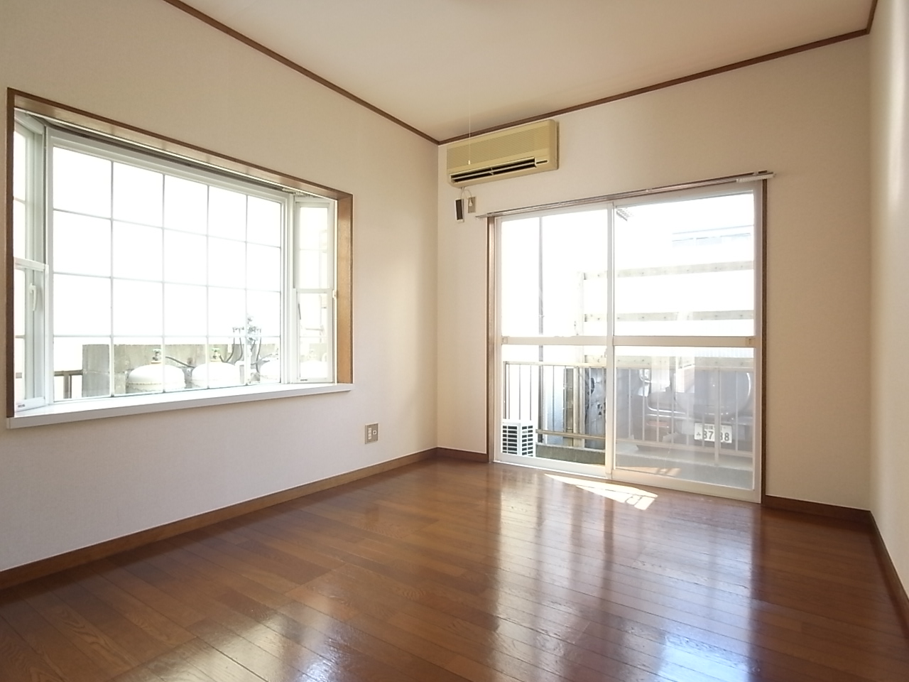 Living and room. Western-style 6 Pledge Floor flooring