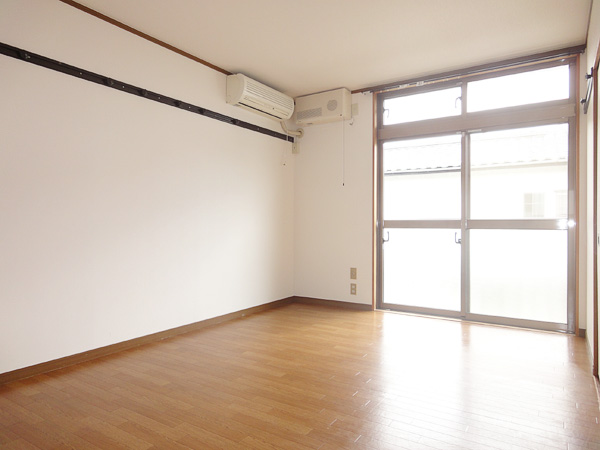 Living and room. The air-conditioned Western-style ・ With ventilation fan! 