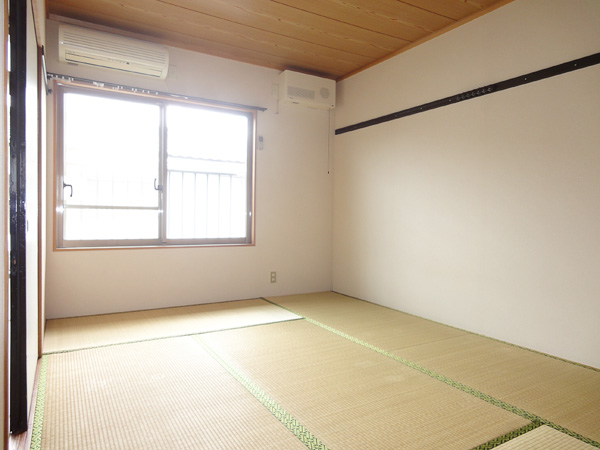 Living and room. The air-conditioned Japanese-style room ・ With ventilation fan! 