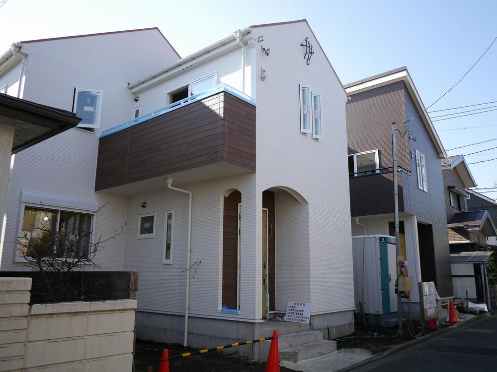 Local appearance photo. Living environment is also good in a quiet residential area of ​​the Sagami-Ono Station walking distance. There is a sense of relief there is a blow to the large living.