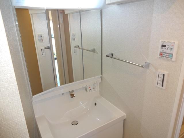 Wash basin, toilet. Washstand of triple mirror