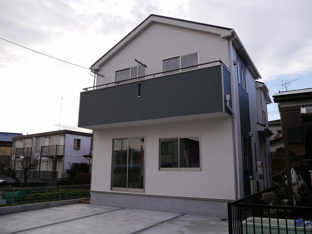 Local appearance photo. Elementary and junior high schools are close in a quiet residential area, Close to an environment that is suitable for many child-rearing also commercial facilities.