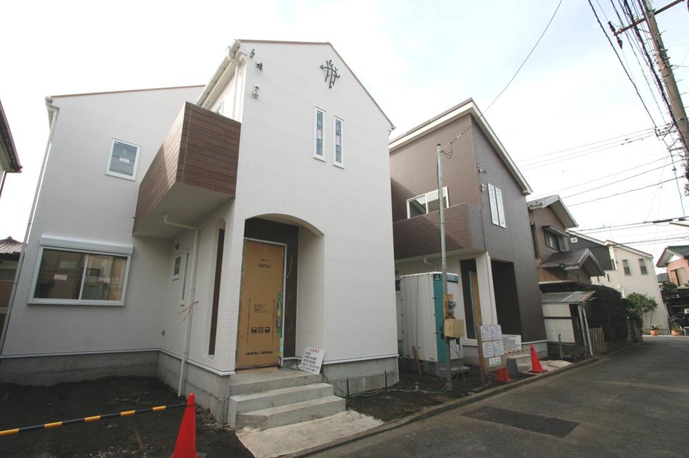 Local photos, including front road. Local (11 May 2013) Shooting