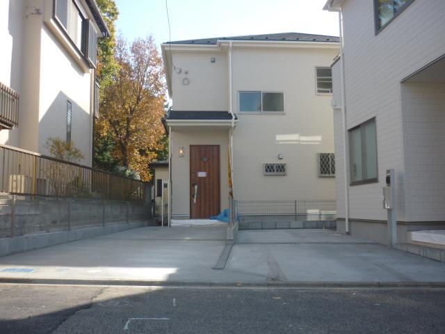 Local photos, including front road. Local (12 May 2011) Shooting