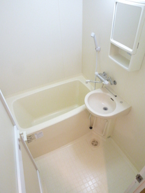 Bath. bathroom / Washbasin