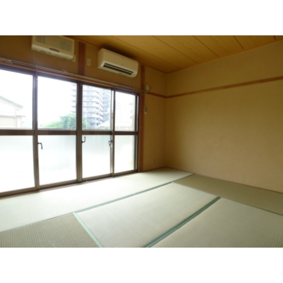 Living and room. Is a Japanese-style room with large windows. 