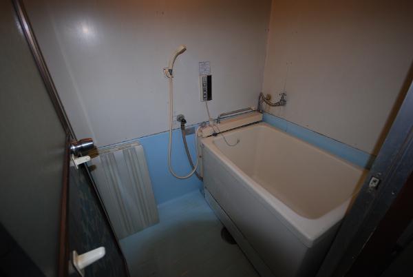 Bathroom. Indoor (12 May 2013) Shooting