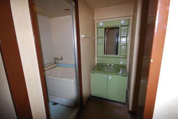 Wash basin, toilet. Indoor (12 May 2013) Shooting