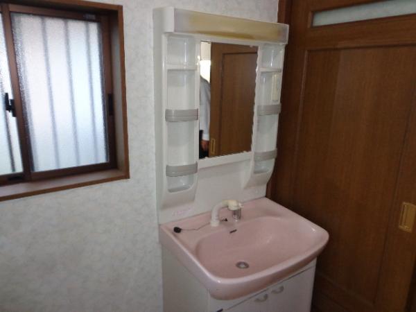 Wash basin, toilet
