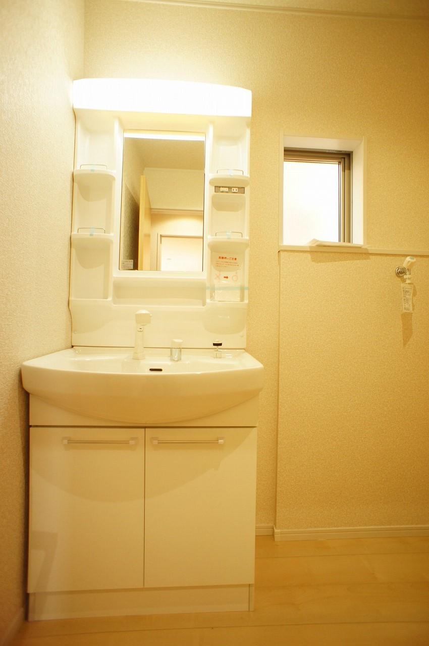 Wash basin, toilet. Indoor (12 May 2013) Shooting, Shower is Dresser. 