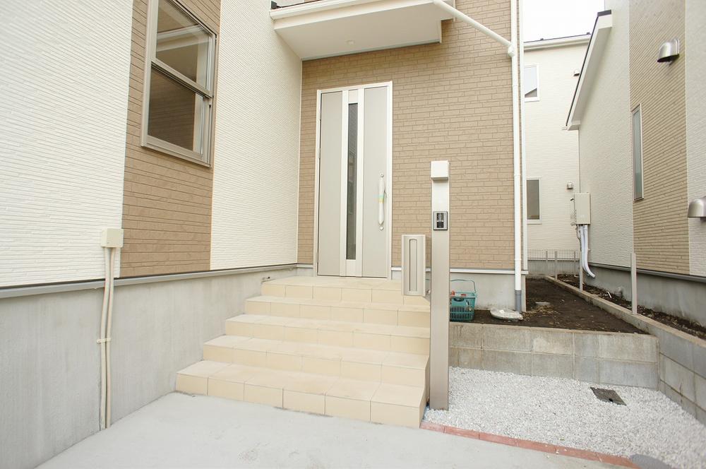 Entrance. Local (12 May 2013) Shooting, The approach to the entrance. 