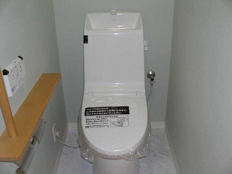 Toilet. Indoor (11 May 2013) Shooting