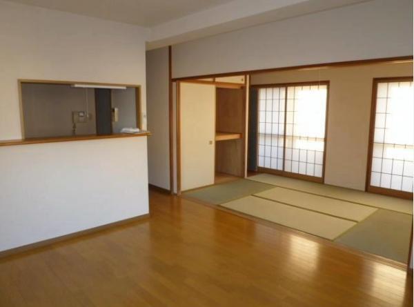 Living. Spacious living room