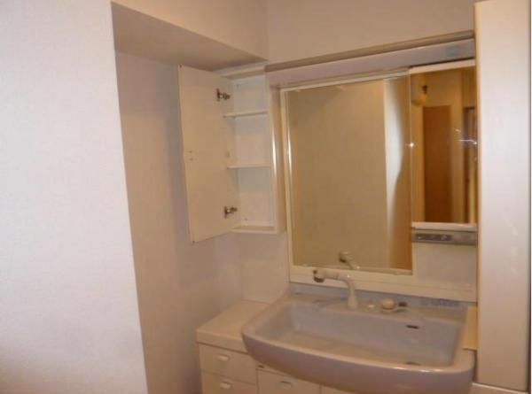 Wash basin, toilet. Wash basin