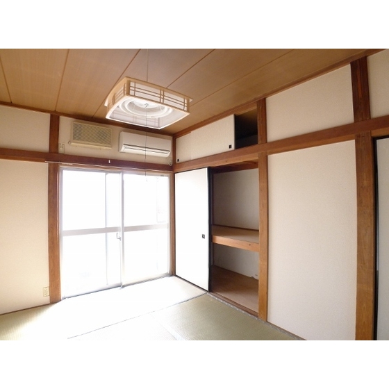 Other. Japanese-style bright sunlight enters through the large windows. 