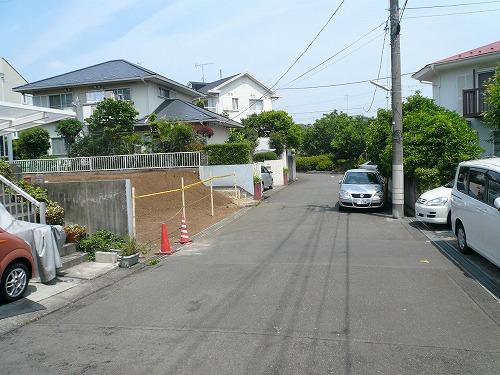 Local photos, including front road. Front road is a public road of width about 6.5m.