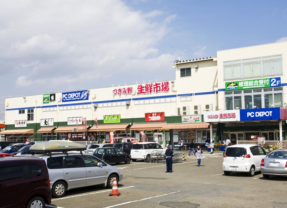 Supermarket. 50m to Tsukimino fresh market