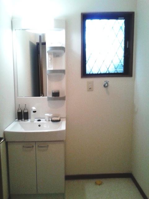 Wash basin, toilet. Indoor (12 May 2013) Shooting