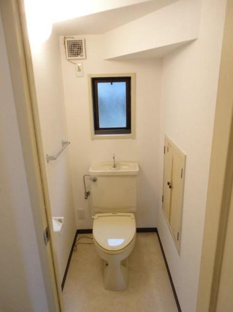 Toilet. Indoor (10 May 2013) Shooting