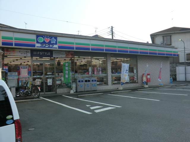 Convenience store. Three F until the (convenience store) 295m