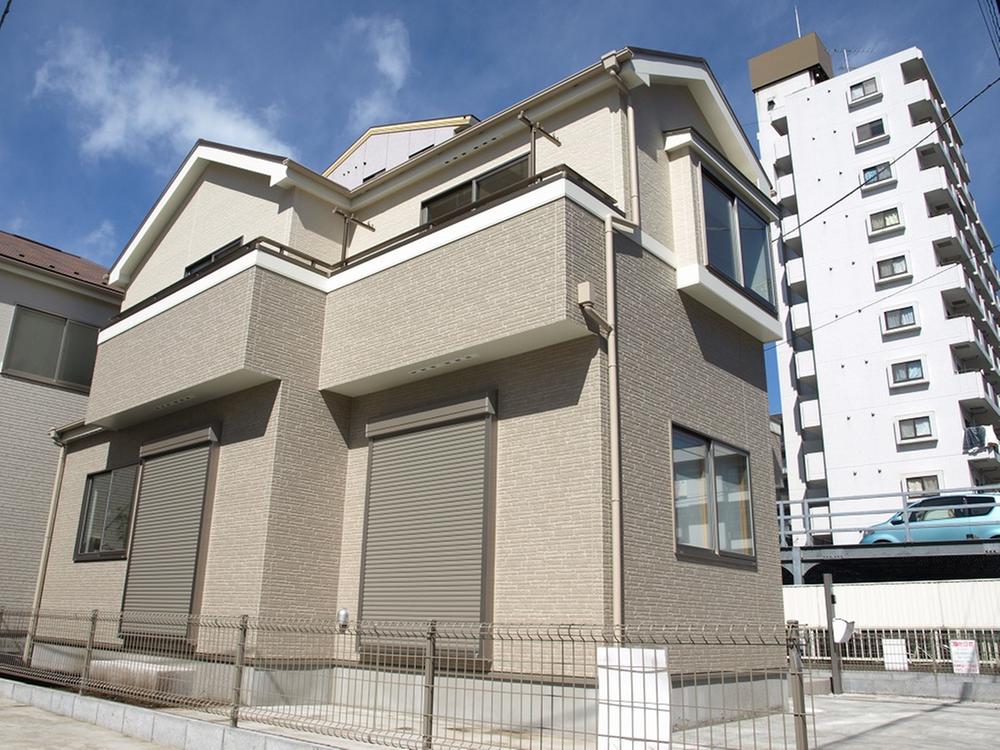 Local photos, including front road. The last example of construction