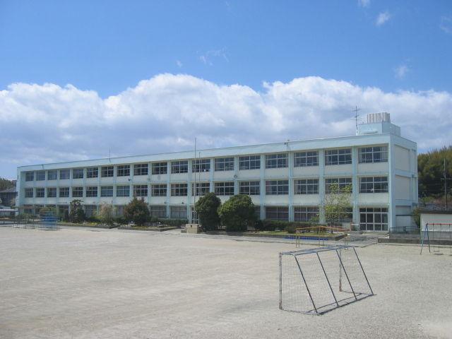 Primary school. About walking up to 750m Yamato elementary school to Yamato Elementary School 9 minutes