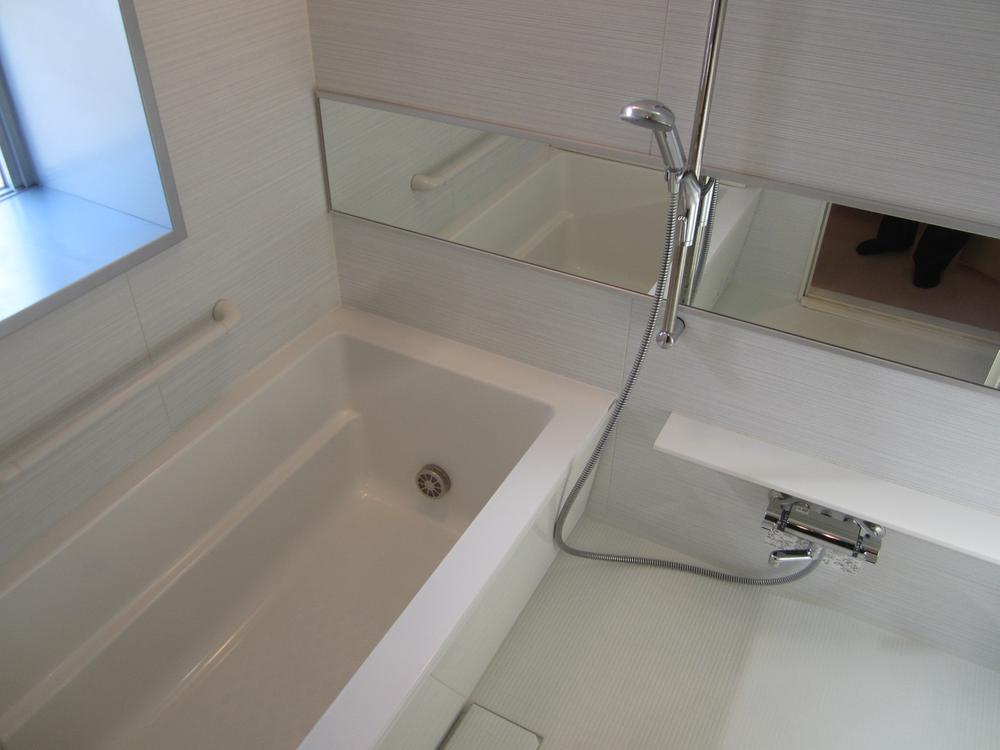 Bathroom. Indoor (12 May 2013) Shooting The bathroom has a window!