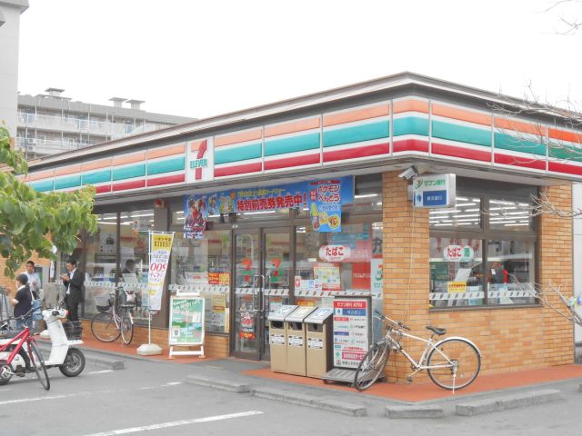 Convenience store. 330m to Seven-Eleven (convenience store)