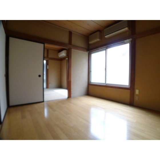 Other room space. Western-style room is bright because there is a window on two sides.