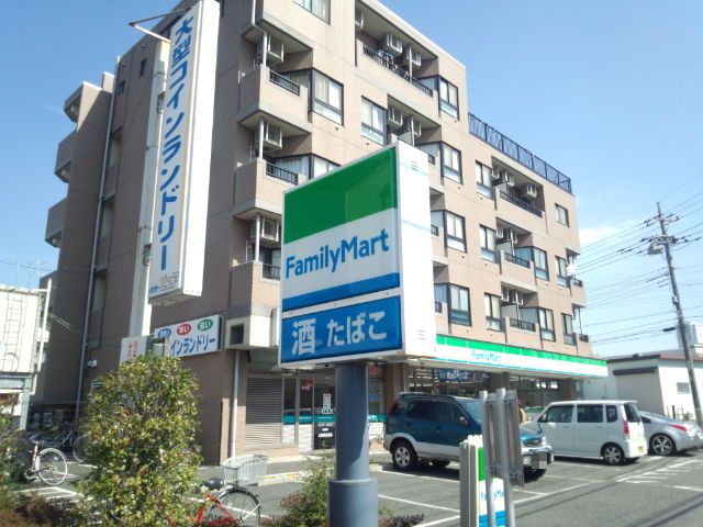Convenience store. 168m to Family Mart (convenience store)