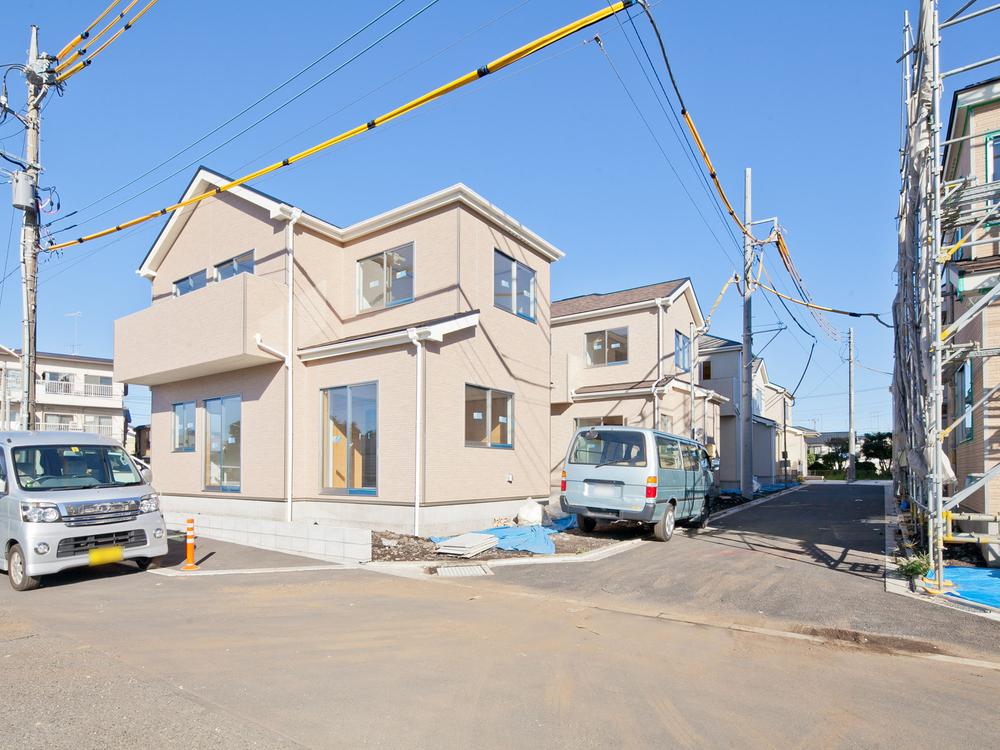 Local photos, including front road. Local (09 May 2013) shooting spacious the entire road!