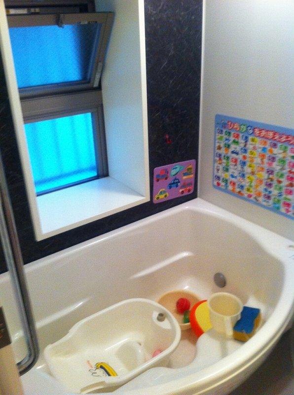 Bathroom. With window! Difficult dirt airy, Bright bathroom (household goods are not included)