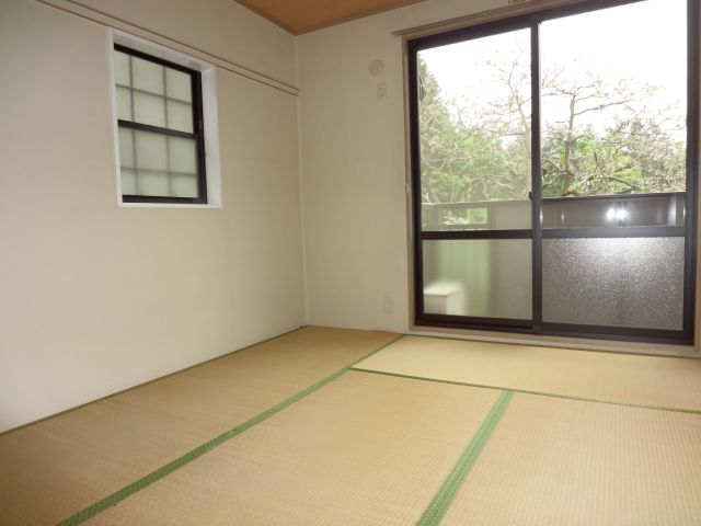 Living and room. Japanese-style room 6 quires, Day is good.