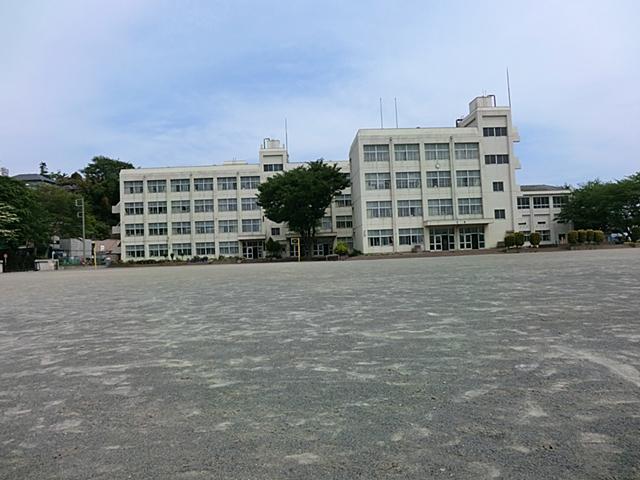 Primary school. 925m until Yamato Municipal Yamatohigashi Elementary School