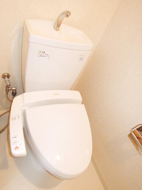 Toilet. Indoor (12 May 2013) Shooting